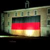 Am Schloss Unterbaar wurde eine große schwarz-rot-goldene Flagge aufgehängt.