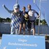 Martha Fischbach (Mitte) vom Ruderclub Lauingen und Surfclub Donau (LRSC) bei der Siegerehrung in Berlin.