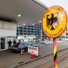 Bundespolizisten haben an den Außengrenzen zu Baden-Württemberg zwölf mutmaßlich gewaltbereiten Fußballfans die Einreise verweigert