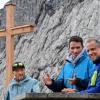 Christian und Felix Neureuther mit Umweltminister Glauber am Fuß der Alpspitze.