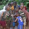 Freuen sich über sauberes Trinkwasser: Kinder im tansanischen Dorf Woyo.