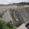 Auf der Staumauer der größten Trinkwassertalsperre Deutschlands wird mit Hochdruckreinigern ein Kunstwerk gemalt.