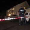 In einem Mehrfamilienhaus in Langweid im Landkreis Augsburg soll ein Sportschütze drei Nachbarn mit Kopfschüssen getötet haben. Wegen dreifachen Mordes steht der Mann derzeit vor dem Landgericht Augsburg.