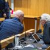 Der wegen der Ermordung dreier Nachbarn am Landgericht Augsburg angeklagte Mann unterhält sich im Gerichtssaal mit seinem Verteidiger Walter Rubach.