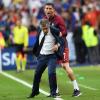 Cristiano Ronaldo freut sich mit seinem Trainer Fernando Manuel Costa Santos nach dem Sieg im Finale der EM 2016