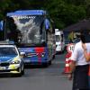 Der Bus der deutschen Fußball-Nationalmannschaft wird von der Polizei eskortiert.