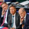 Finanzminister Lindner, Wirtschaftsminister Habeck und Bundeskanzler Scholz bei einer Sitzung im Parlament. 