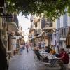 Touristen frühstücken in einer Gasse in der Altstadt von Chania auf Kreta. Die beliebte Urlaubsinsel liegt südlich vom griechischen Festland im Mittelmeer.