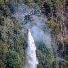 So funktioniert‘s im Ernstfall: Ein Transporthubschrauber CH-53 entleert das Löschwasser aus dem Wasserbehälter Smokey zur Waldbrandbekämpfung in der Sächsischen Schweiz in Bad Schandau.