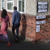 Der scheidende britische Premierminister Rishi Sunak und seine Frau Akshata Murty beim Verlassen eines Wahllokals nach der Stimmabgabe. 