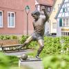 Die Gerd-Müller-Statue in Nördlingen erinnert an das Tor des Stürmers, das Deutschland 1974 zum Weltmeister machte. Am Sonntag jährt sich dieses Ereignis zum 50. Mal.