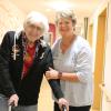 Schon 40 Jahre lang hilft Pflegedienstleiterin Stefanie Santa im Kreis-Seniorenwohnheim St. Martin in Türkheim Menschen in ihrem Lebensabend.