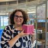 Büchereileiterin Stefanie Martin will den Bücherturm kinderfreundliche machen. Toni-Figuren wie dieser Obelix kommen bei den Kindern besonders gut an.