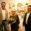 Rosemarie Schneid, Gewinnerin des Kunstpreises der Stadt Krumbach 2024, zwischen den beiden Geldgebern, Bürgermeister Hubert Fischer (links) und Günther Mayer (rechts), Präsident des Lions-Club Mittelschwaben.