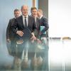Bundeskanzler Olaf Scholz (SPD), Wirtschaftsminister Robert Habeck (Grüne) und Finanzminister Christian Lindner (FDP) haben sich auf einen Entwurf zum Haushalt geeinigt. 