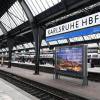 Die Bundespolizei hat am Karlsruher Hauptbahnhof einen Zug mit etwa 700 Fußball-Fans geräumt.
