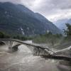 Bei den Unwettern am vergangenen Wochenende riss der angeschwollene Fluss Maggia eine Brücke ein. (Archivbild)