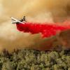 Ein Tankflugzeug wirft bei der Bekämpfung des Thompson Fire Anfang der Woche Löschmittel ab. Eine Hitzewelle löst in den USA seit Tagen immer wieder Waldbrände aus.