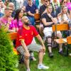 Friedlich gemeinsam Fußball schauen, das taten die Menschen im vollbesetzten Sommergarten am Ochsentörl am Freitagabend. 