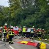 Feuerwehren, Polizei und Bayerisches Rotes Kreuz waren bei dem Unfall nahe Lutzingen im Einsatz. 