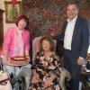 Brigitta Höffer (Mitte) ist mit ihren 90 Jahren noch bewundernswert agil und lebensfroh. Mitbewohnerin Edith Ebner ist ihre liebe Freundin und Bürgermeister Stefan Welzel überbrachte die Glückwünsche der Stadt.