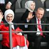 Recep Tayyip Erdogan (r), Präsident der Türkei, und seine Frau Emine Erdogan (l) winken vor dem Spiel auf der Tribüne.