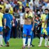 Trauer bei den brasilianischen Spielern: Douglas Luiz hält sich die Hand vor das Gesicht.