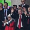 Erdogan winkt beim EM-Spiel gegen die Niederlande den türkischen Fans zu.