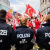 Die Polizei sichert den Fanmarsch der türkischen Fans