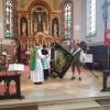 Beim Gottesdienst wurde das Festbanner zu Ehren des Jubiläums gesegnet und an die Vereinsfahne angeheftet. 