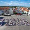 Hunderte Menschen versammelten sich in Greifswald und bildeten gemeinsam den Namen «Toni».