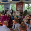 Dekan Stefan Gast fungierte bei der 100-Jahrfeier der Gemütlichkeit-Schützen in Hollenbach kurzzeitig als Dirigent des Musikvereins. 