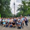 Mit vielen Eindrücken kam die Reisegruppe der Soldatenkameradschaft Rehling aus ihrer Tagesreise auch Stuttgart zurück. Am Fuße des Fernsehturmes gab es ein Erinnerungsfoto.