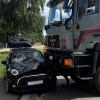 Ein Lkw und ein Auto sind beim Riedschreinerhof nahe Kicklingen zusammengestoßen. Die 55-jährige Fahrerin des Wagens wurde schwer verletzt. 