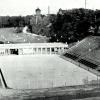 Schleifgraben 1963: Das neue Eisstadion mit "Maschinen-Eis" ist fertig. Die Ränge waren für 8.000 Zuschauer berechnet. Ein Dach folgte erst 1970.