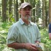 Der pensionierte Förster Ludwig Pertl aus Kaufering informierte als Waldexperte über das Projekt Zukunftswald im Gemeinderat Fuchstal.