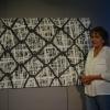 Vor einem ihrer größten und liebsten Werke zeigt sich Gisela Frank bei der Ausstellung im Kunsthaus Schwabmünchen 