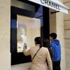 Die Juwelen im Schaufenster von Chanel auf der Place Vendôme regen Passanten zum Fotografieren an.