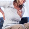 Auch Rückenschmerzen können bei Frauen ein Anzeichen für einen Herzinfarkt sein. Bei Verdacht sollte in jedem Fall schnell gehandelt werden.