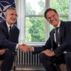 Der eine kommt, der andere geht: Jens Stoltenberg (links) übergibt das Amt des Nato-Generalsekretärs an Mark Rutte.