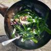 Leckeres aus der Nordsee: zu Linguine mit Pilzen, Zwiebeln und Fisch verarbeiteter Lappentang. Er verfärbt sich beim Kochen grün.