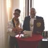 Alisan Omerbasic trägt sich in das Goldene Buch des Markts Kaufering ein. Bürgermeister Thomas Salzberger zeigte sich begeistert von der Leistung des 13-Jährigen.