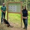 Forstanwärterin Amelie Baumer (rechts) und Revierleiter Dieter Erhard freuen sich, dass mit der neuen Beschilderung am Sträucher-Lehrgarten das Projekt zur Wiederaufforstung der vom Sturmtief „Ronson“ betroffenen Waldfläche am Dreijauchertberg in Hennhofen seinen Abschluss fand.