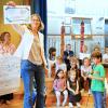 Die Kinder präsentieren beim MINT-Erlebnistag mit Ingrid Nolting, Projektleiterin „Es funktioniert?!“ (vorne), ihre Ideen zum Workshop „Gemeinsam etwas Neues erfinden“.