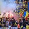 Rumänische Fußballfans zünden in München am Rande des Spiels Rumänien - Niederlande Pyrotechnik.