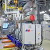 Rolls-Royce testet in Augsburg einen Motor, der zu 100 Prozent mit Wasserstoff betrieben wird. Er soll als Blockheizkraftwerk eingesetzt werden.