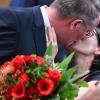 Der neue rheinland-pfälzische Ministerpräsident Alexander Schweitzer küsst seine Frau Barbara.