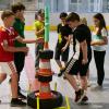 Die Aufgabe, gemeinsam aus ungewöhnlichen Gegenständen einen möglichst
hohen Turm zu bauen, machte den jungen Eishockeyspielern besonderen Spaß.