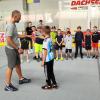 Neugierig und gespannt starteten 19 Kinder der U9-Eishockeymannschaft
des ESV Türkheim in ihr erstes Mentaltraining mit Marcus Kerti (links).