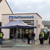 In Vöhringen sind zwei Geldautomaten gesprengt worden. Die Polizei sichert vor Ort Spuren.